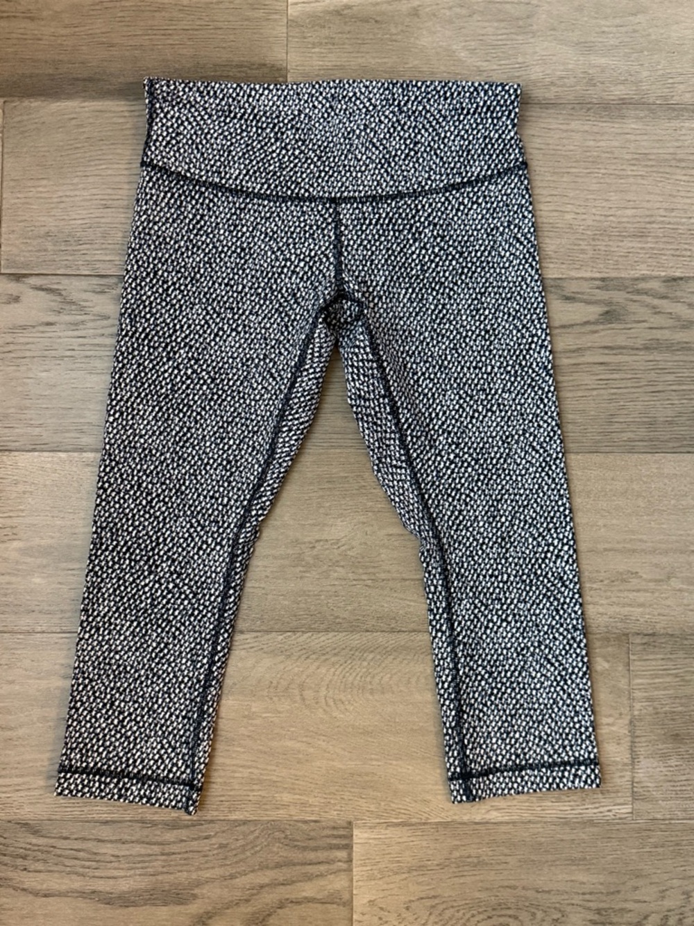 Lululemon Women's Black & White Marled Capri Leggings Sz 10